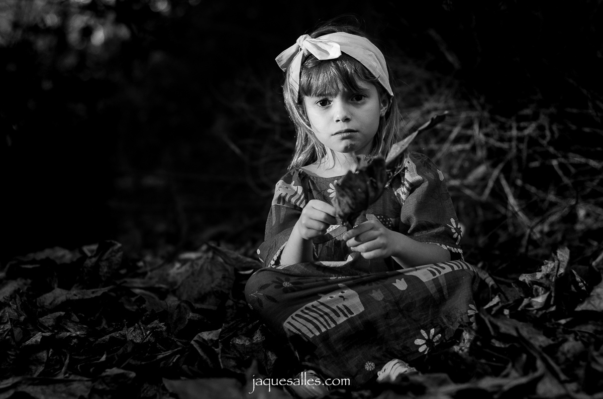 olhar de criança sozinha e com medo