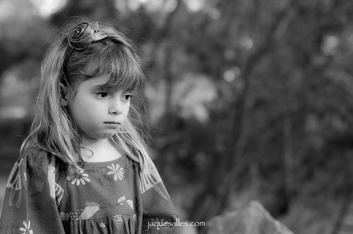 garotinha com semblante triste e pensante