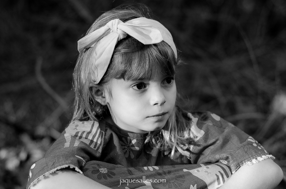 menina pensando sobre a vida