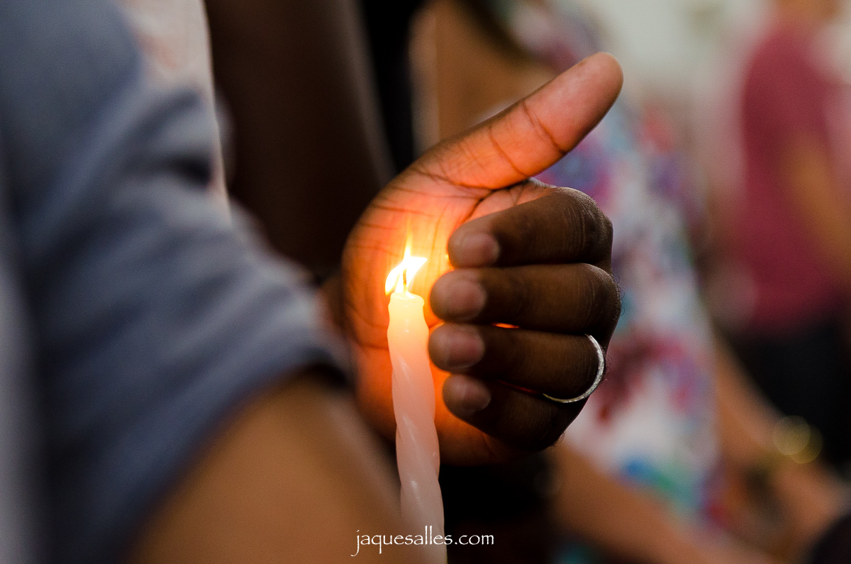 A vela no batismo representa a luz que protege e ilumina os caminhos