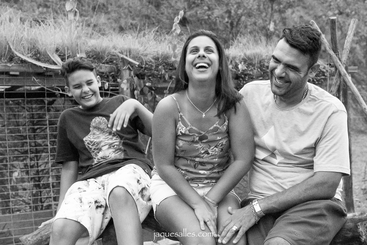 família sorri e diverte no sítio