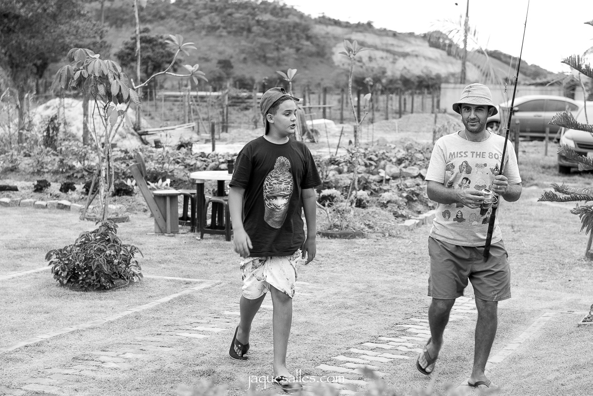 pescador com sua vara de pescar