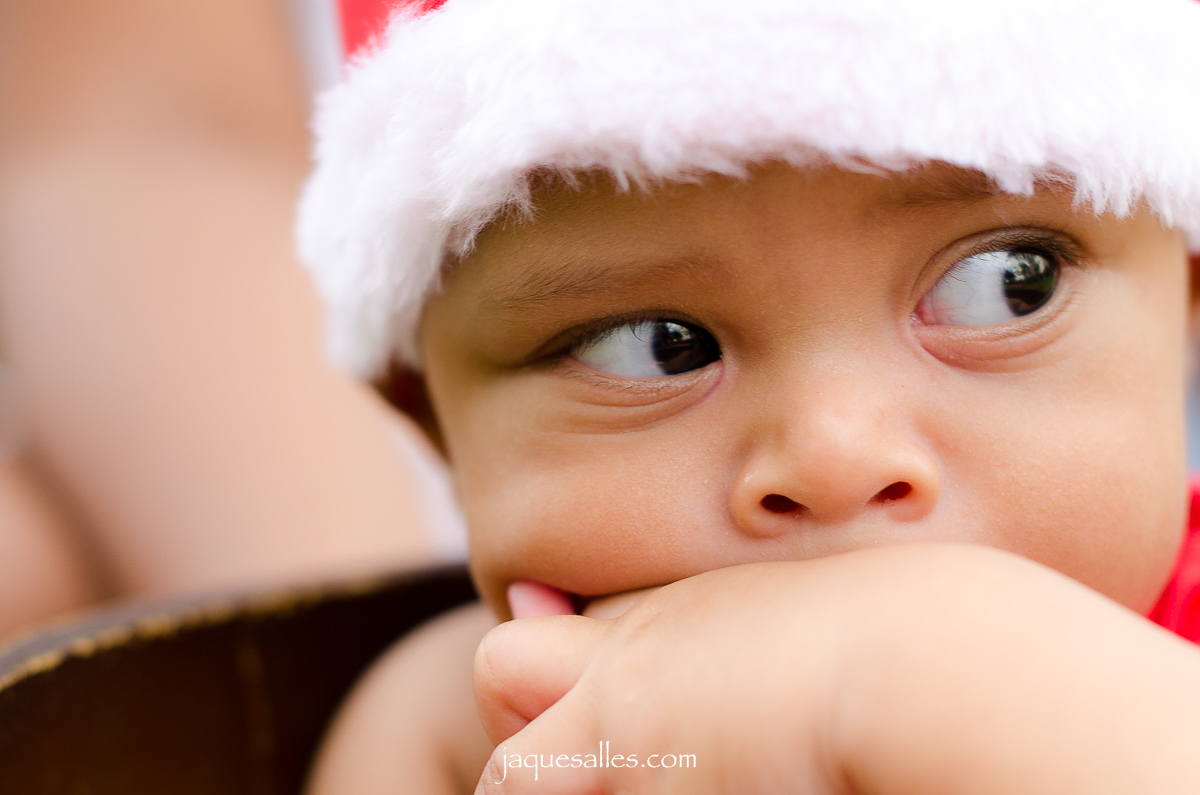 olhar atento de bebê curioso