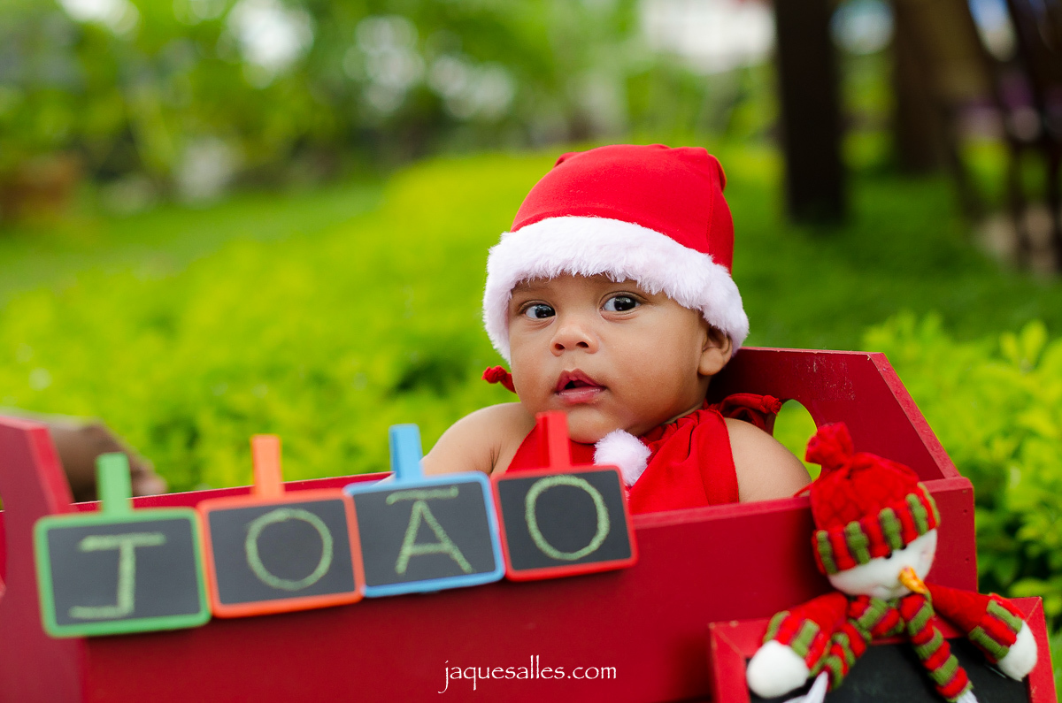 bebê olha com curiosidade para câmera