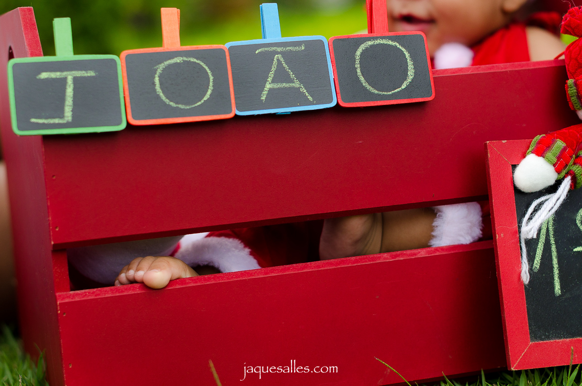 pés e sorriso de bebê na caixa