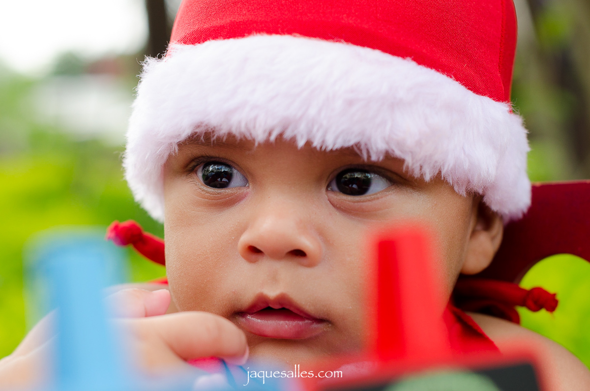 olhar fatal de bebê na caixa