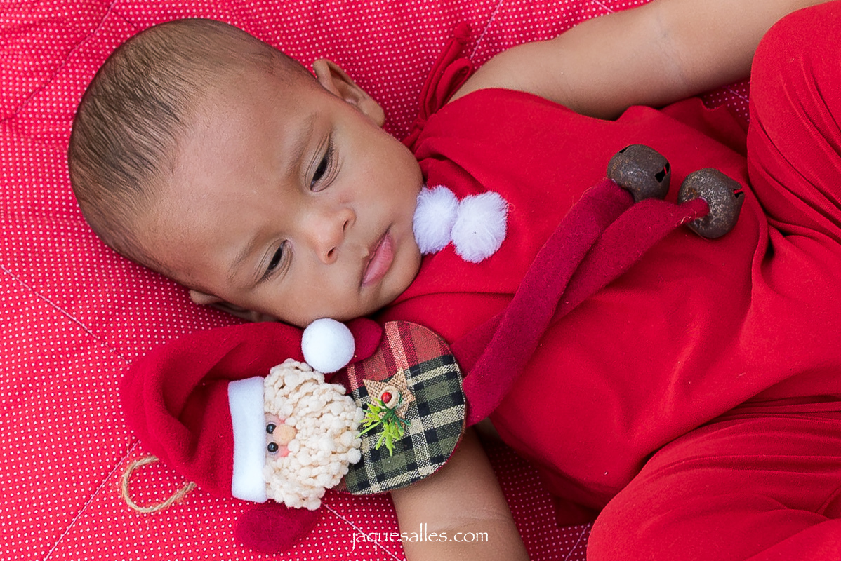 bebê de 5 meses e papai noel tiram fotos juntos