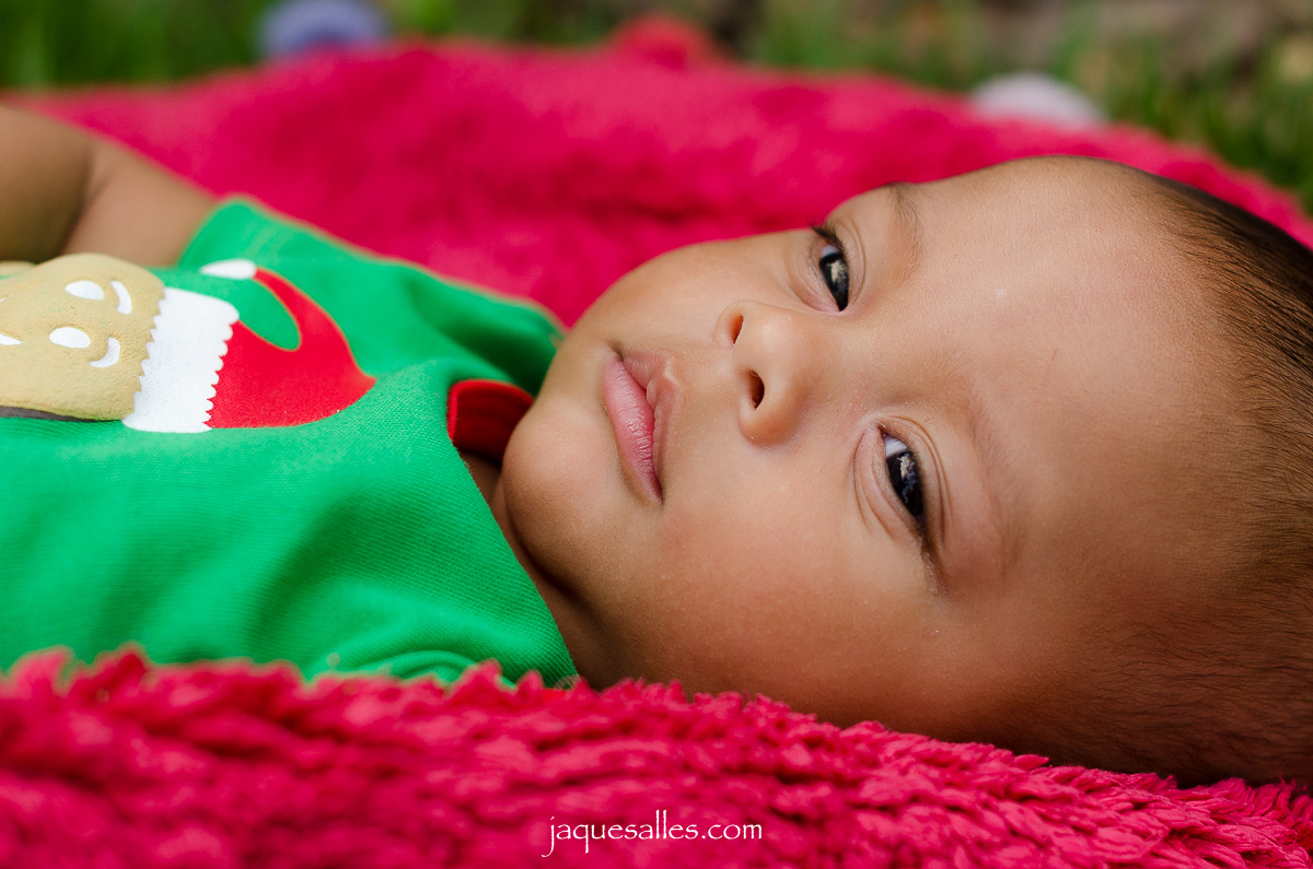 Bebê vestido com body de natal biscoito