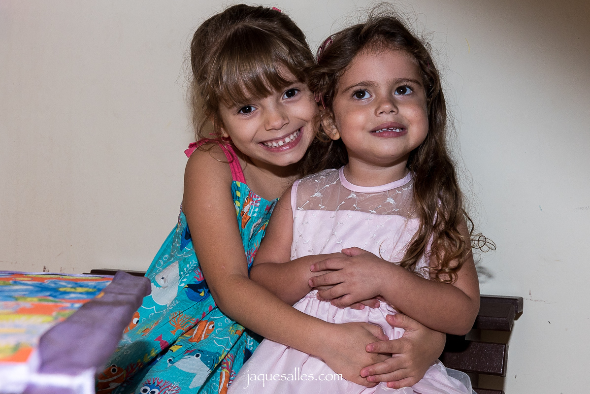 amigas desde pequenas fazem foto para comemorar aniversário