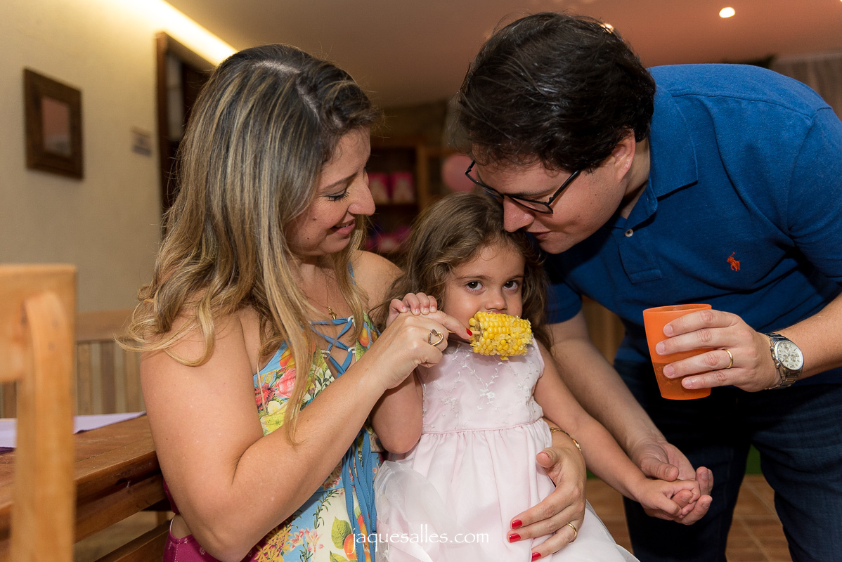 menina come milho em festa de aniversário
