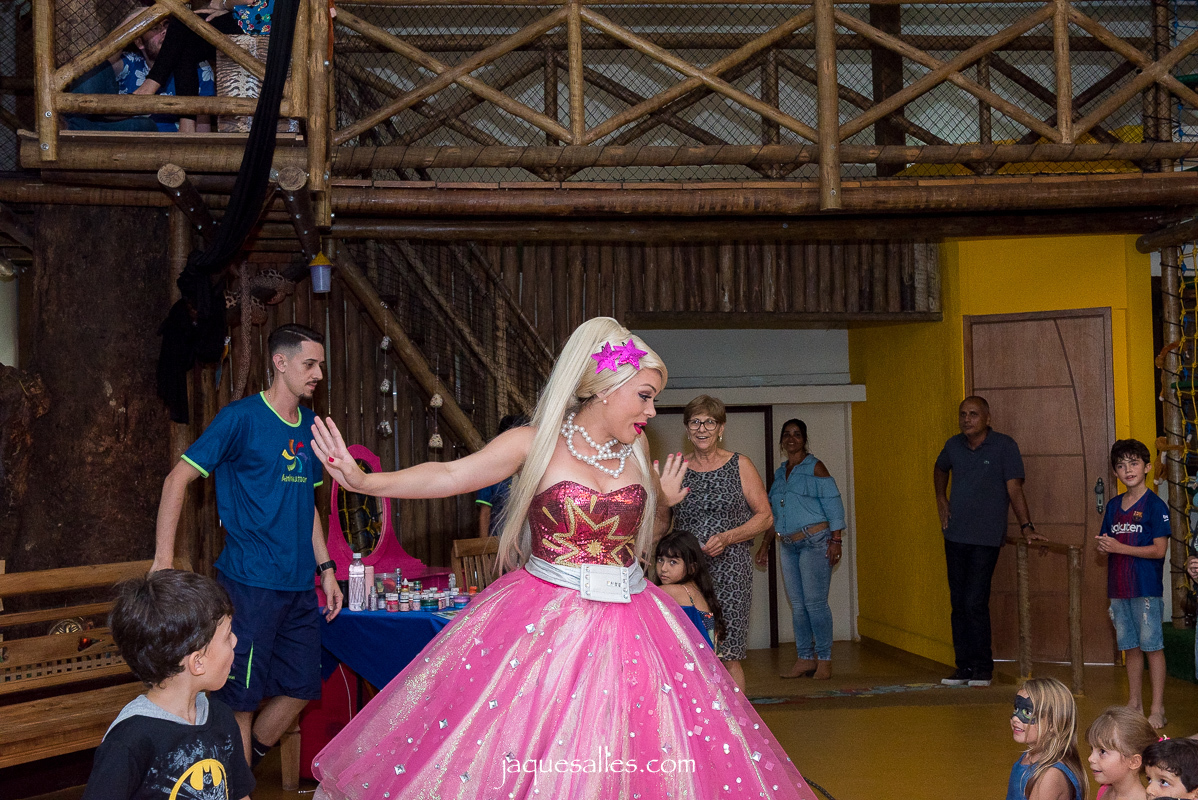 barbie se apresenta na casa de festa curupira azul