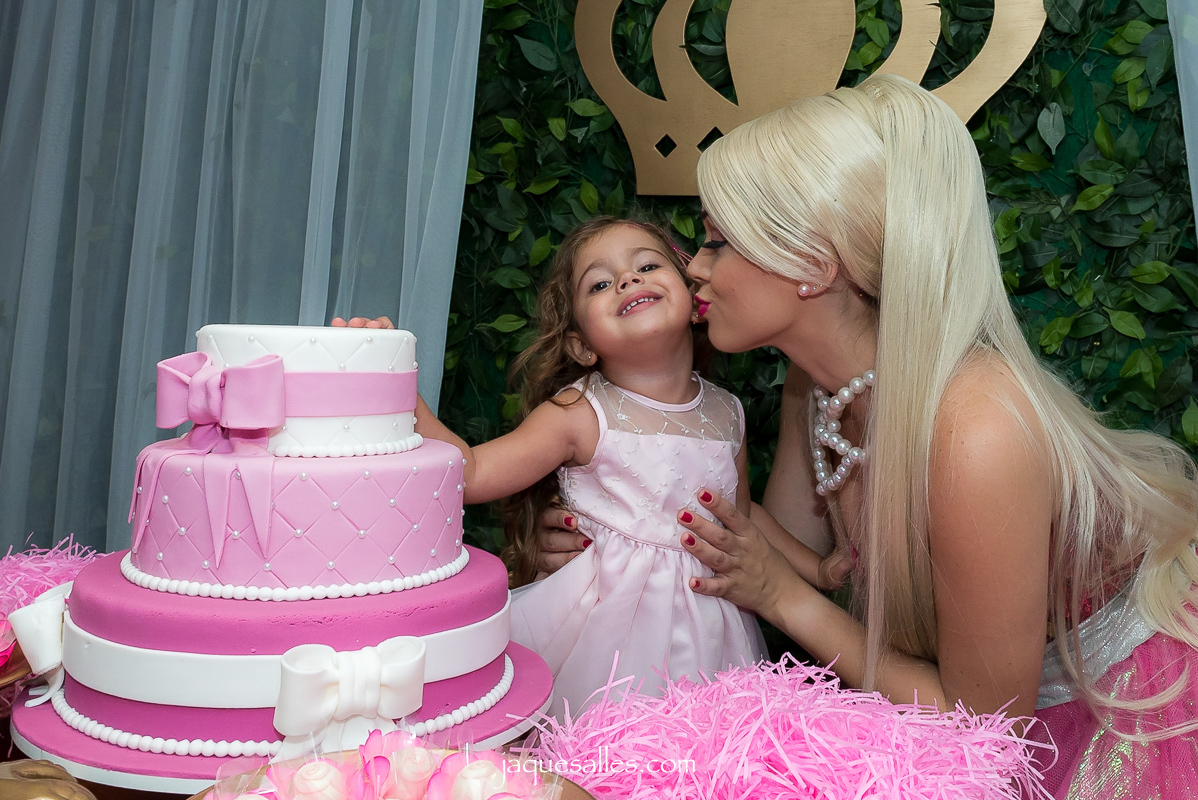barbie beija aniversariante na curupira azul