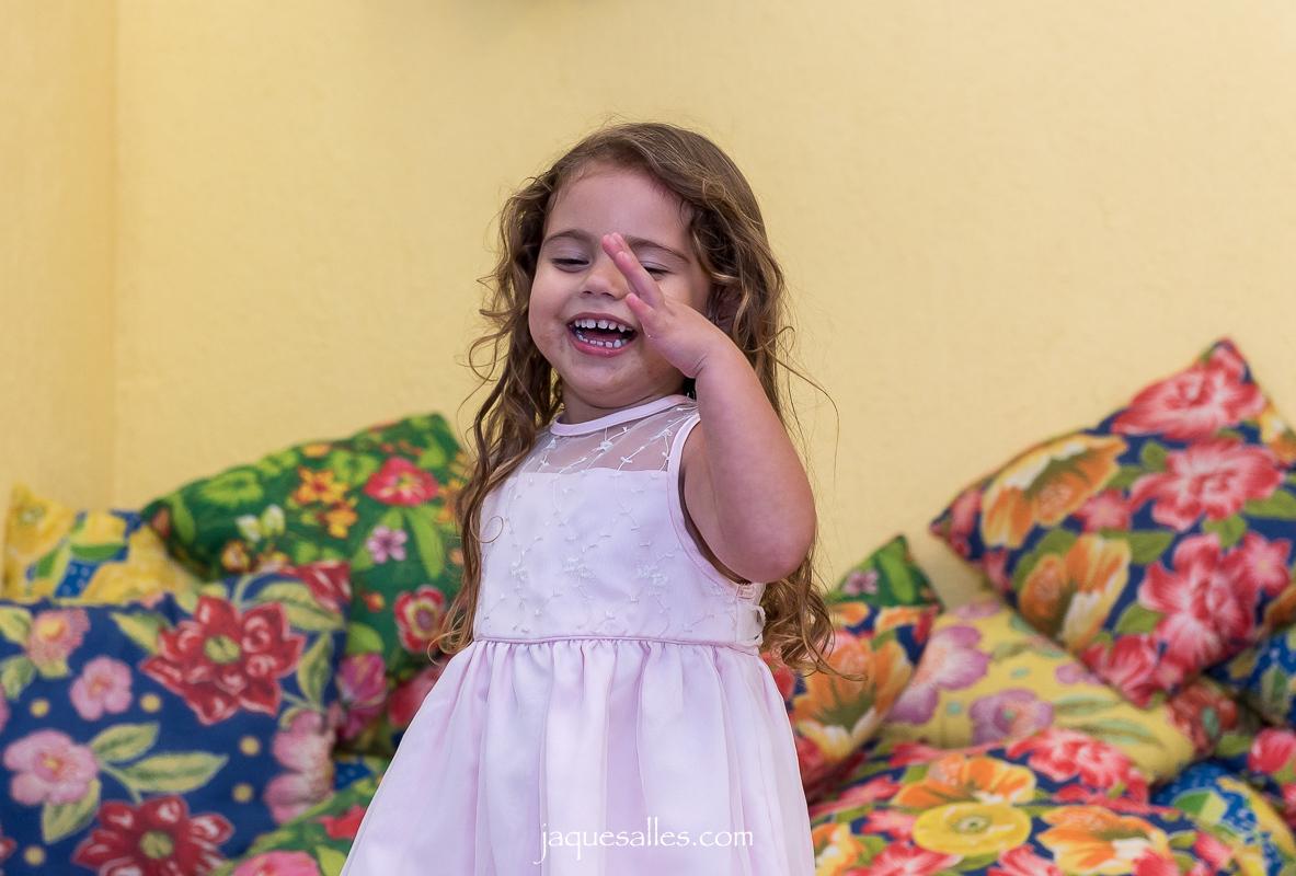 sorriso infantil de menina na festa