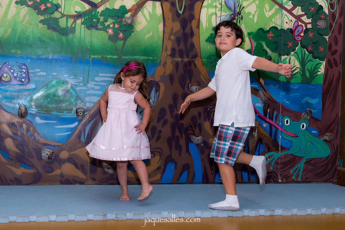 irmãos na festa infantil curupira azul rj