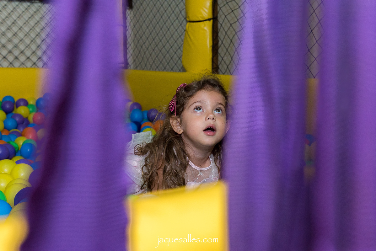 fotografia infantil de menina no rio