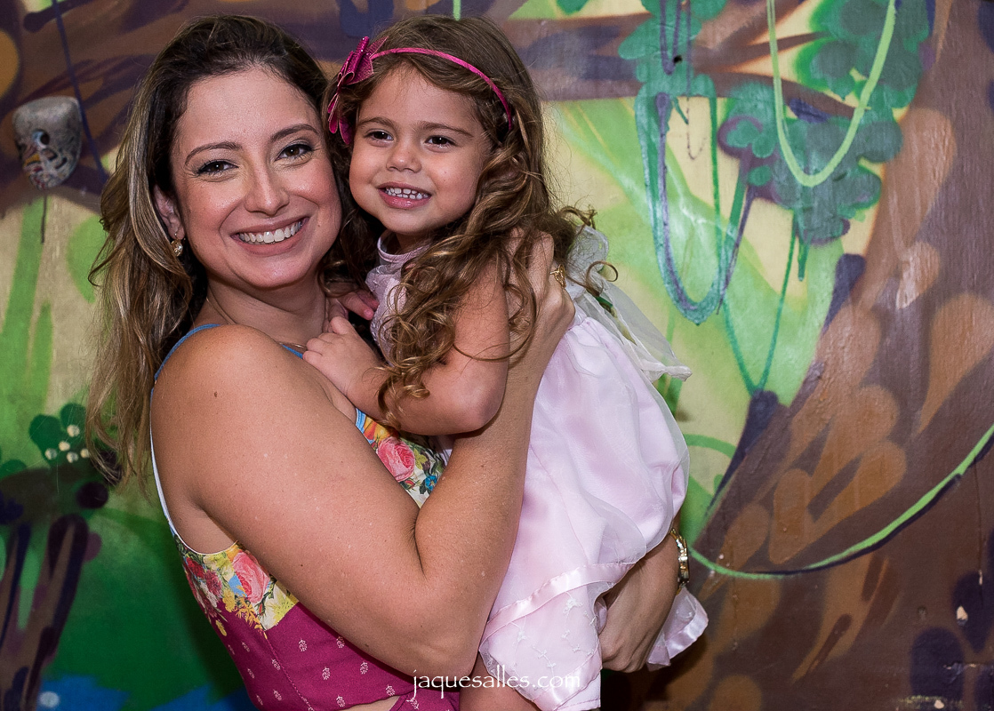 mãe e filha se divertem no aniversário de três anos