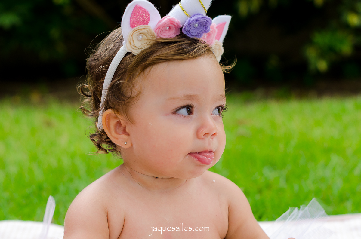 bebê dando língua em ensaio fotográfico