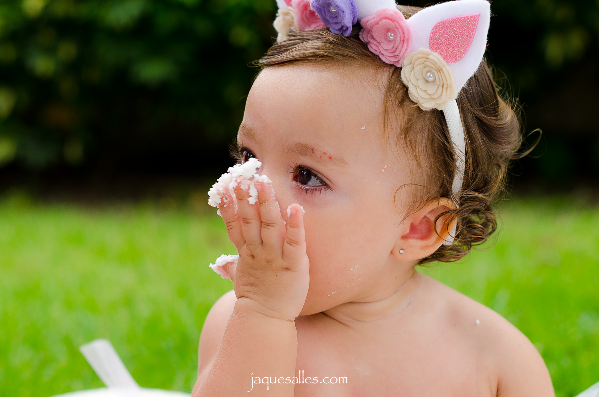 bebê comendo bolo de 1 ano