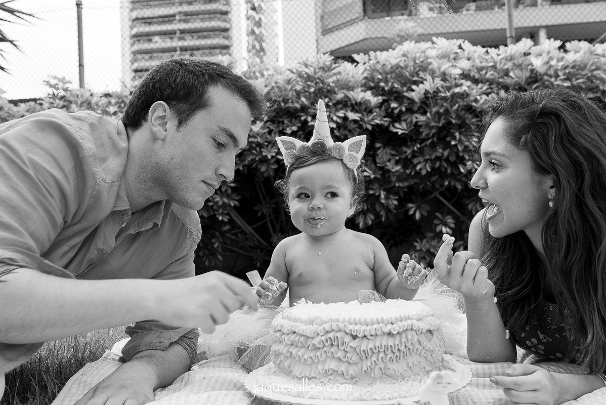 bebê  com cara de desconfiada