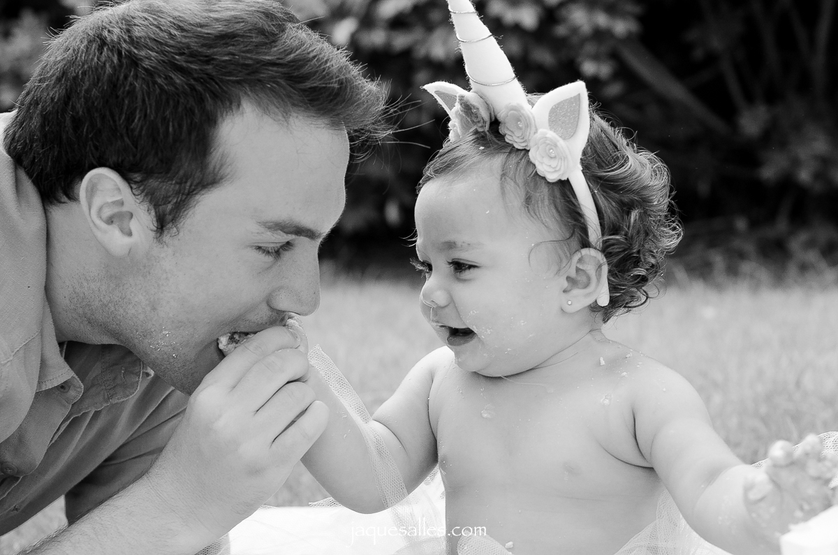 papai come bolo da mão da bebê