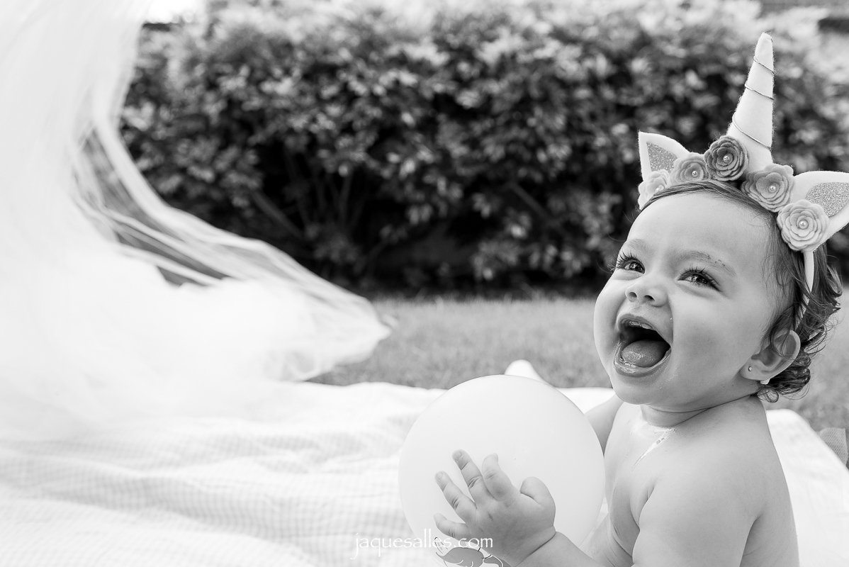 sorriso de criança foto preto e branco