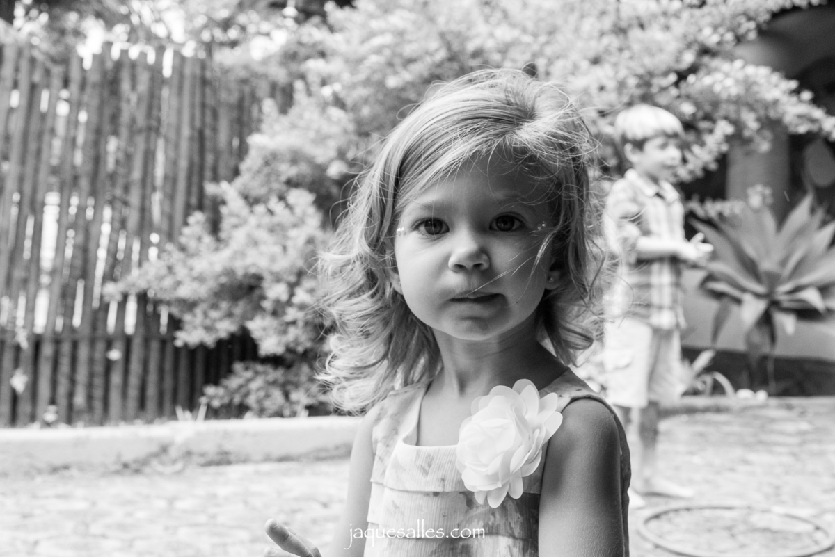 menina séria e bela