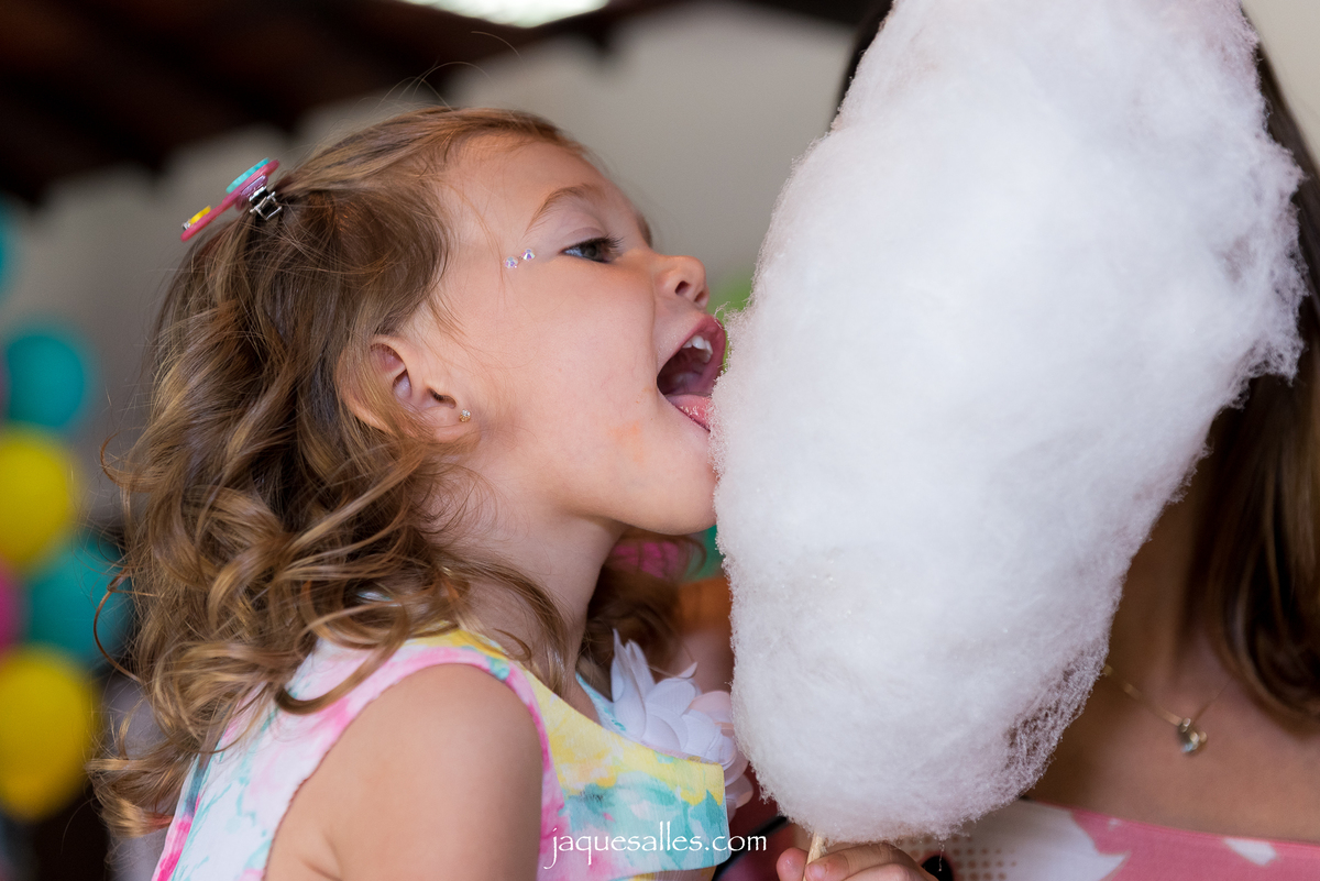 menina comendo algodão doce