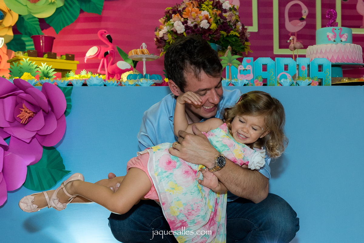 carinho de pai e filha que se amam 