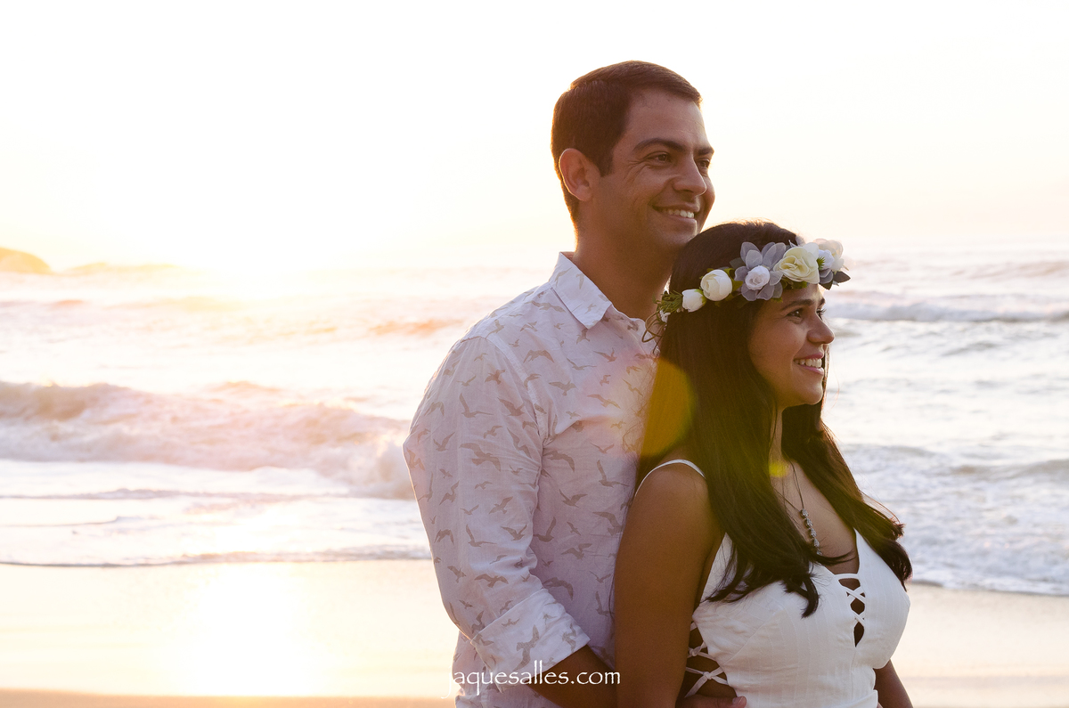 Jaque Salles Fotografia realiza ensaio fotográfico pré wedding na praia e emociona noivos ao ver as fotografias