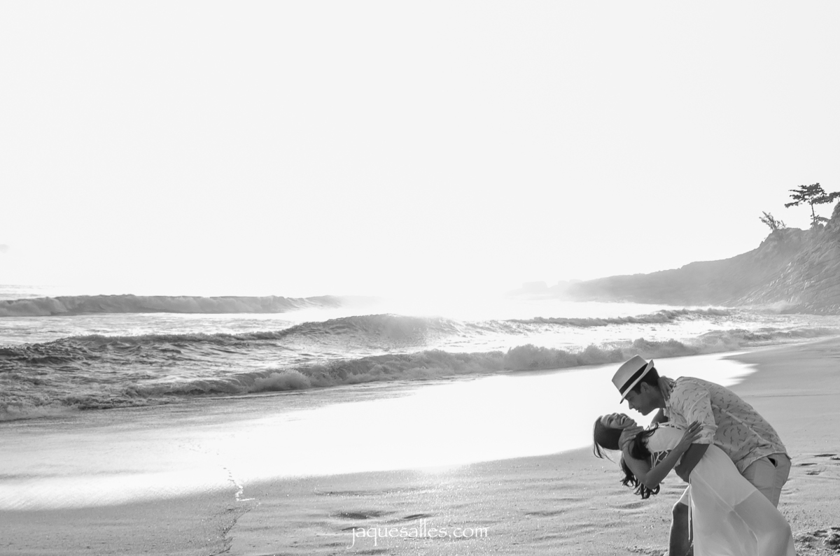 Jaque Salles Fotografia realiza ensaio fotográfico pré wedding na praia e emociona noivos ao ver as fotografias