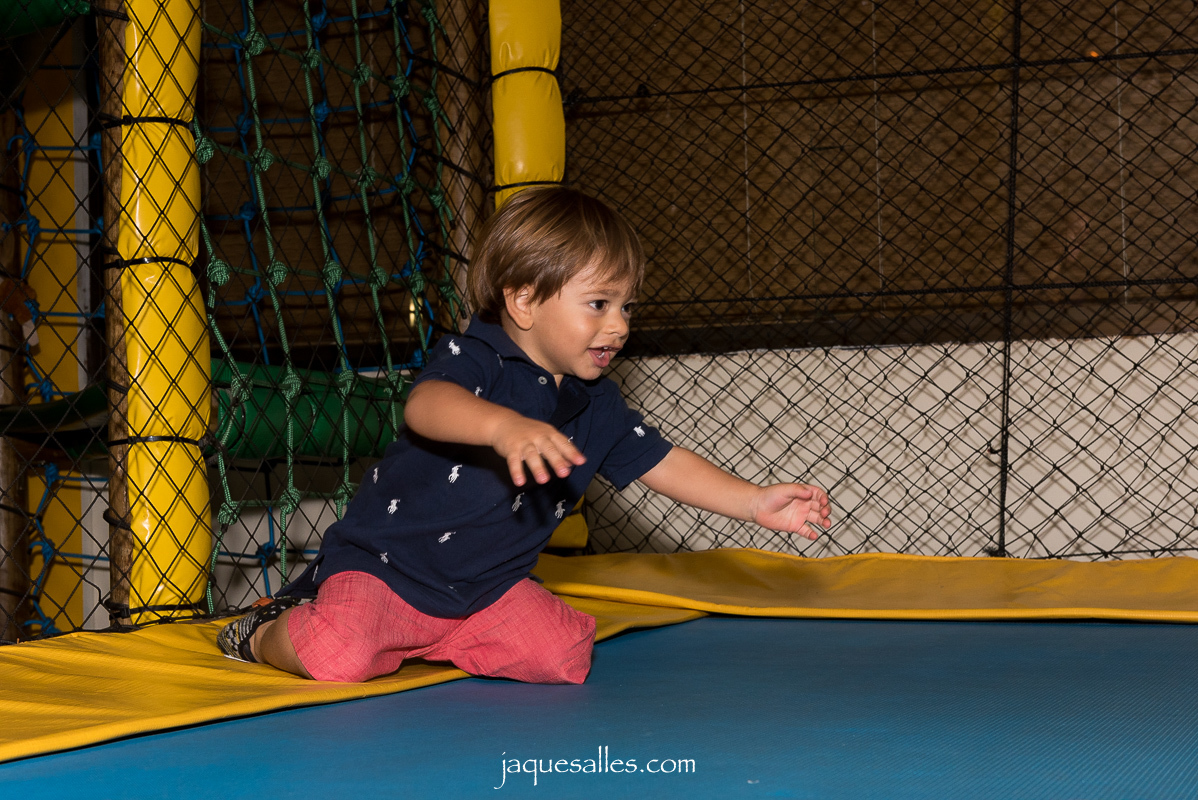 Menino Joaquim completa dois anos e comemora seu aniversário na Barra da Tijuca. A fotógrafa Jaque Salles foi a responsável pelas fotografias do evento. O tema escolhido para a festa foi de Mickey Mago um dos personagens mais queridos da Disney