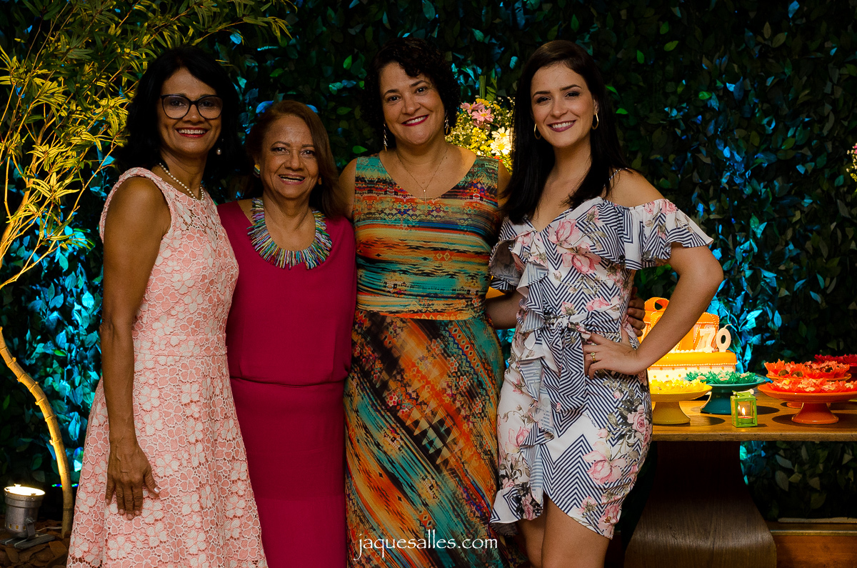 amigas são fotografadas por jaque salles em festa de 70 anos
