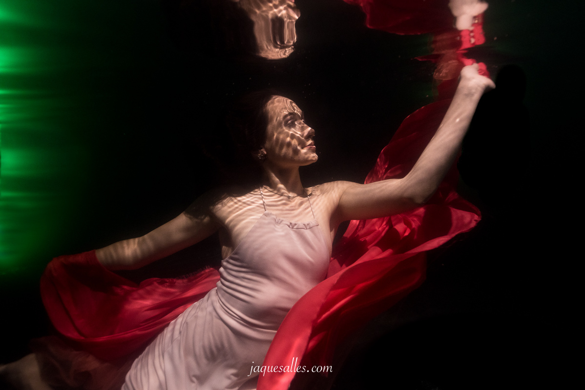 Retratos flutuantes, beleza a prova d'agua, retratos molhados, ensaios fotográficos embaixo da água, os nomes são diversos e cada fotógrafo escolhe o seu. O fato é que a plasticidade da água produz fotografias únicas de beleza incontestável.