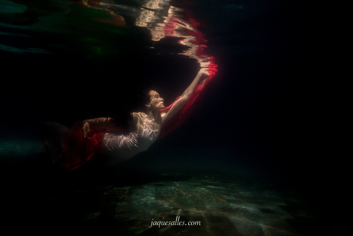 Retratos flutuantes, beleza a prova d'agua, retratos molhados, ensaios fotográficos embaixo da água, os nomes são diversos e cada fotógrafo escolhe o seu. O fato é que a plasticidade da água produz fotografias únicas de beleza incontestável.