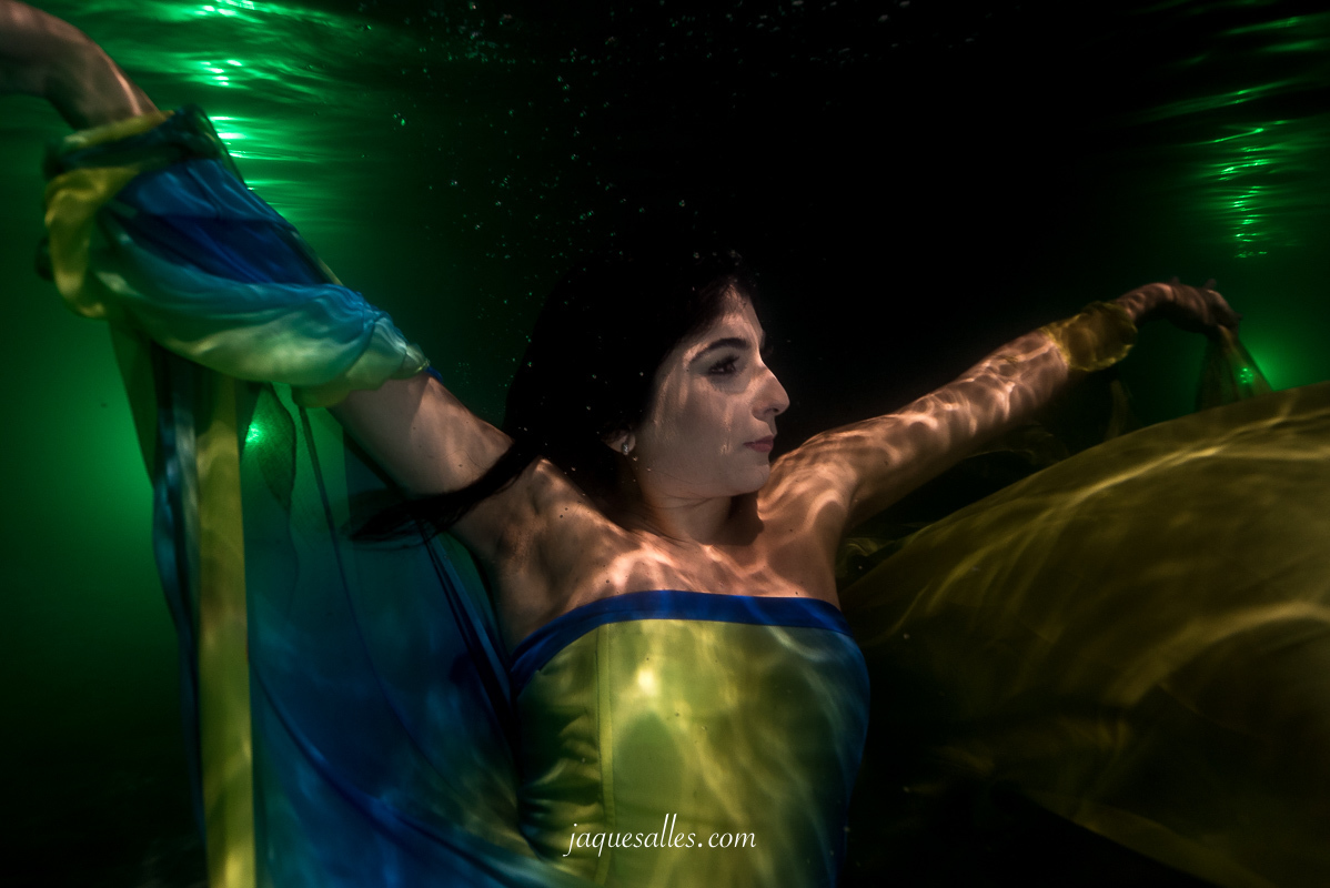 Retratos flutuantes, beleza a prova d'agua, retratos molhados, ensaios fotográficos embaixo da água, os nomes são diversos e cada fotógrafo escolhe o seu. O fato é que a plasticidade da água produz fotografias únicas de beleza incontestável.