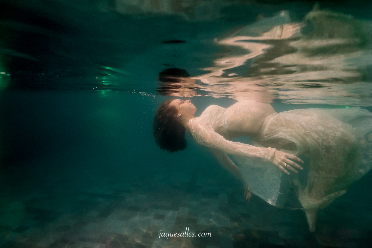 Retratos flutuantes, beleza a prova d'agua, retratos molhados, ensaios fotográficos embaixo da água, os nomes são diversos e cada fotógrafo escolhe o seu. O fato é que a plasticidade da água produz fotografias únicas de beleza incontestável.