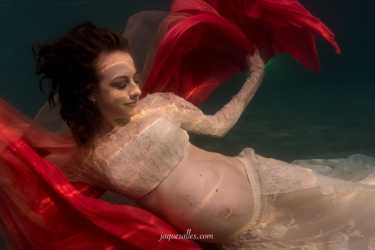 Retratos flutuantes, beleza a prova d'agua, retratos molhados, ensaios fotográficos embaixo da água, os nomes são diversos e cada fotógrafo escolhe o seu. O fato é que a plasticidade da água produz fotografias únicas de beleza incontestável.