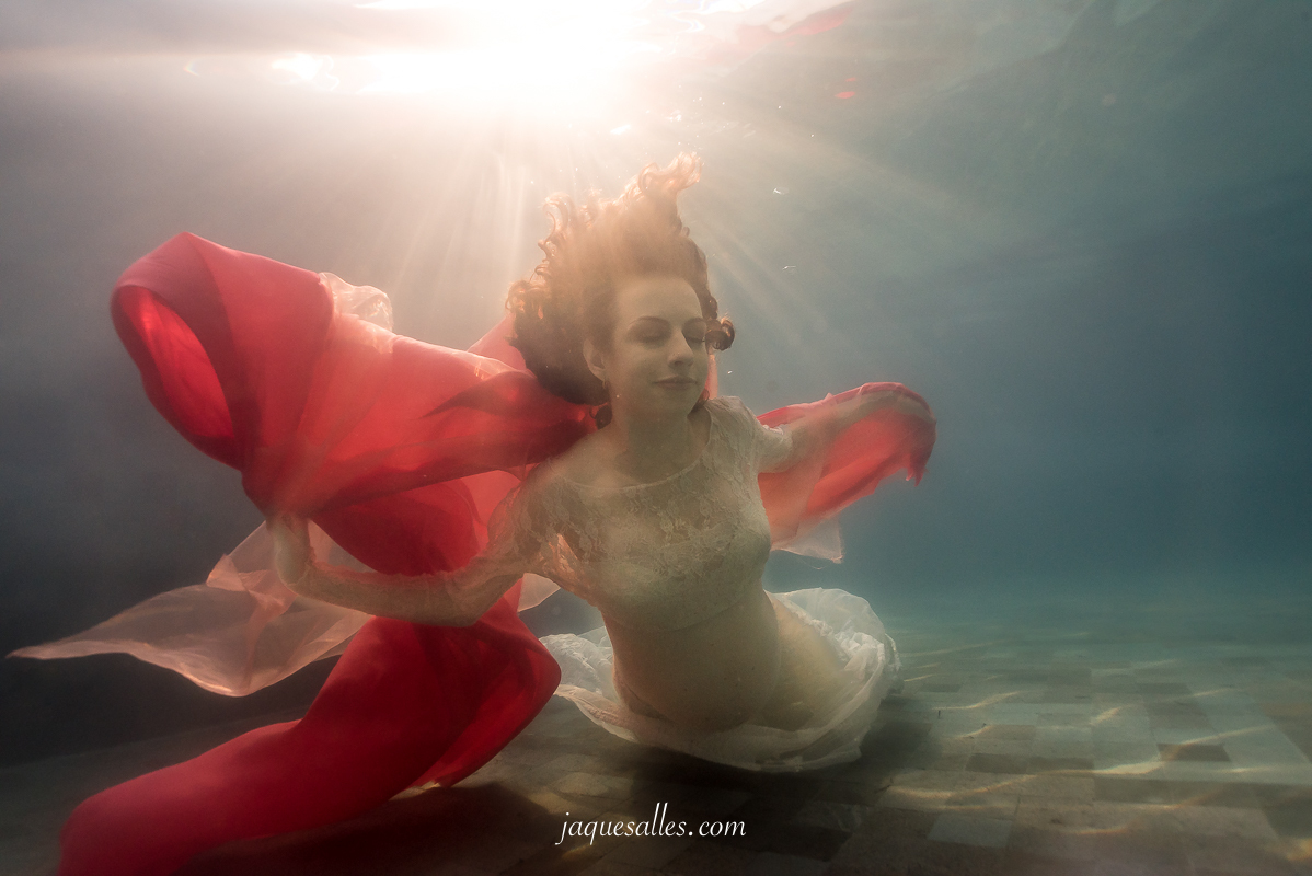 Retratos flutuantes, beleza a prova d'agua, retratos molhados, ensaios fotográficos embaixo da água, os nomes são diversos e cada fotógrafo escolhe o seu. O fato é que a plasticidade da água produz fotografias únicas de beleza incontestável.