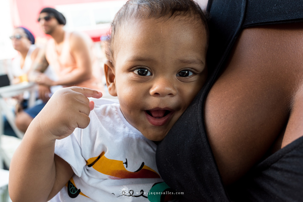 bebê sorridente no colo da mãe
