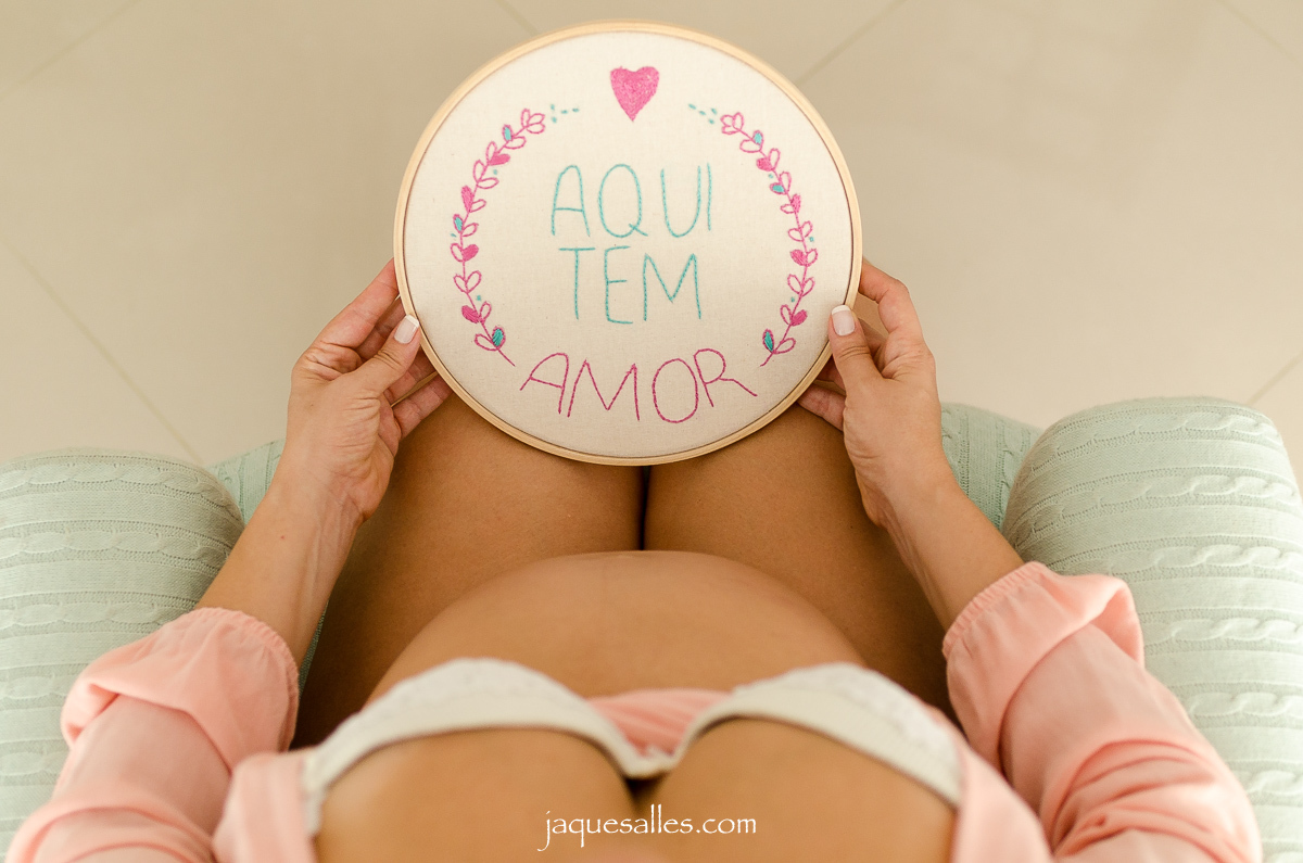 Fotógrafa de Gestante, ensaio intimista na casa da cliente