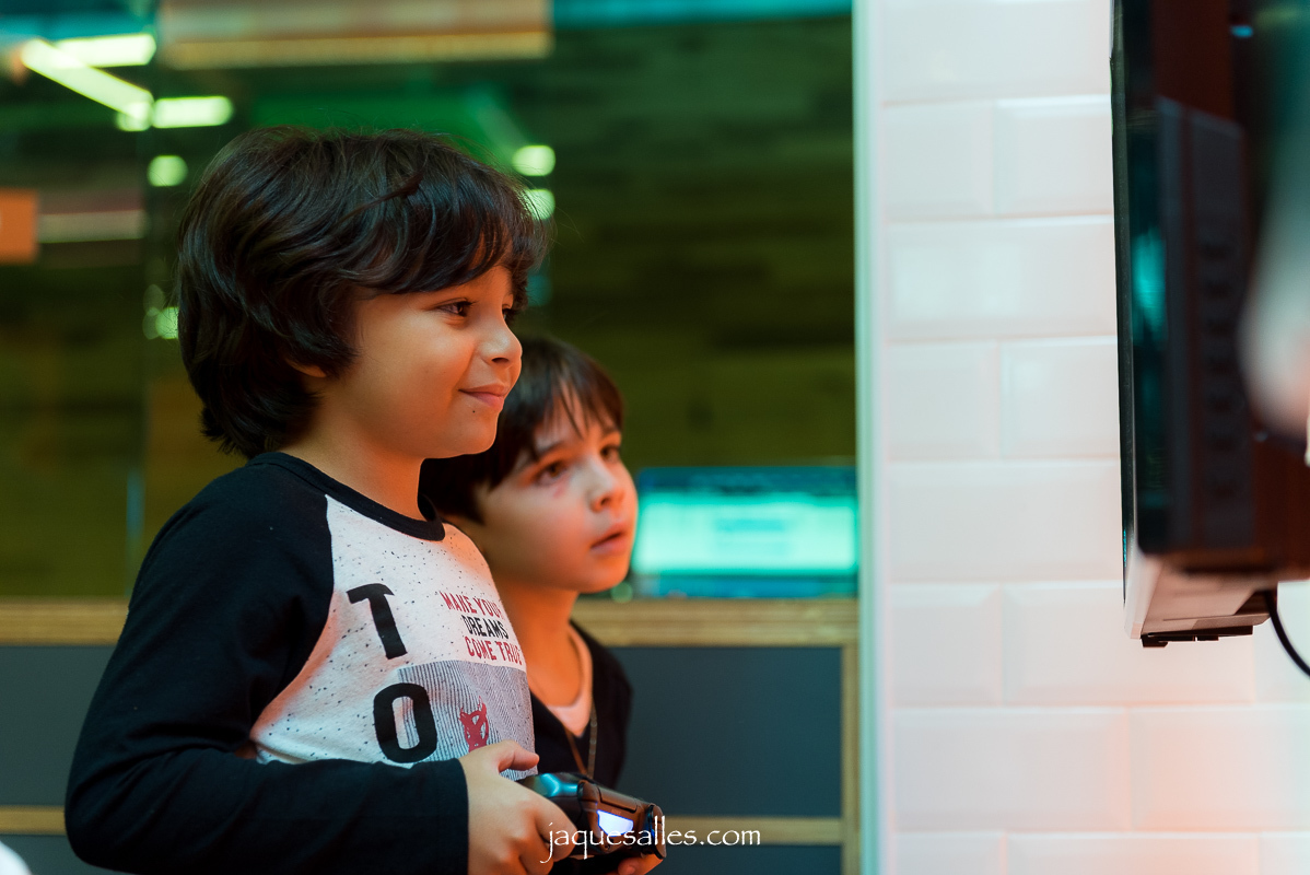 Convidados mirins se divertem durante festa infantil de 7 anos do João. O evento aconteceu no espaço animasom do shopping rio designer Barra e teve como fotógrafa convidada Jaque Salles que registrou tudo com maestria