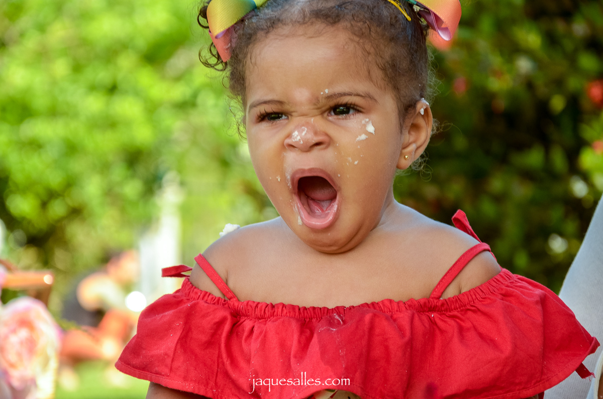 bebê menina bocejando