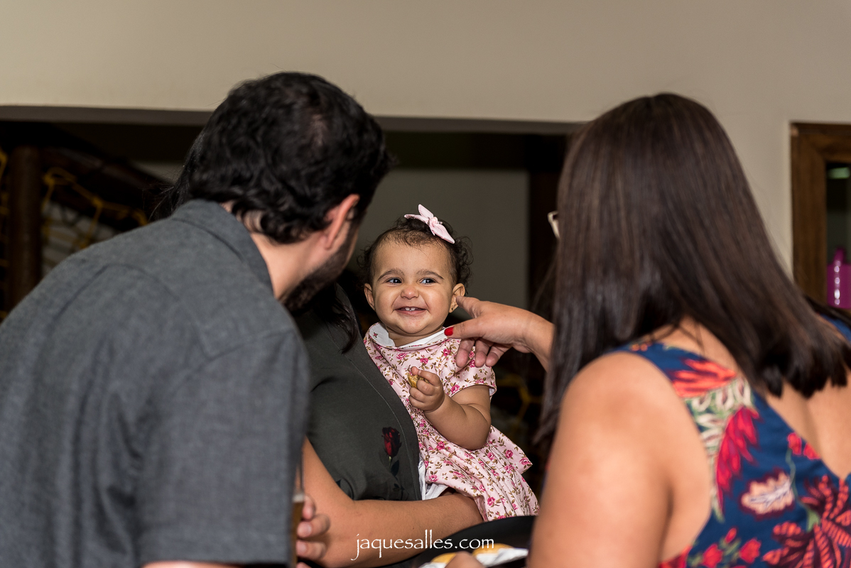 vovó brinca com a neta e ganha sorriso de quatro dentinhos