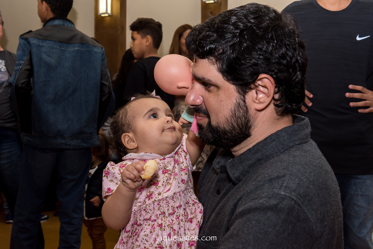 pai se diverte em aniversário de um ano da filha