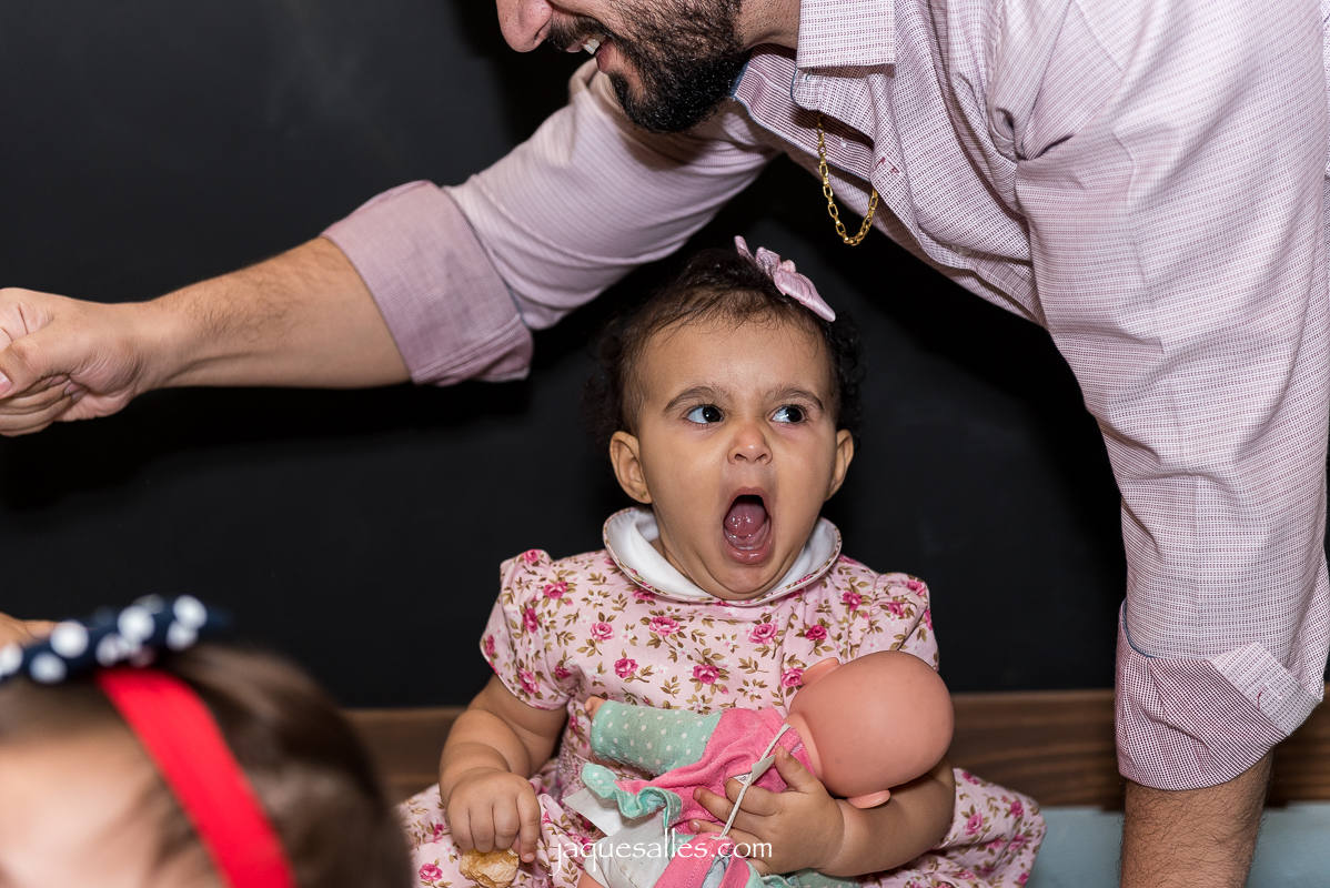 criança bocejando na festa