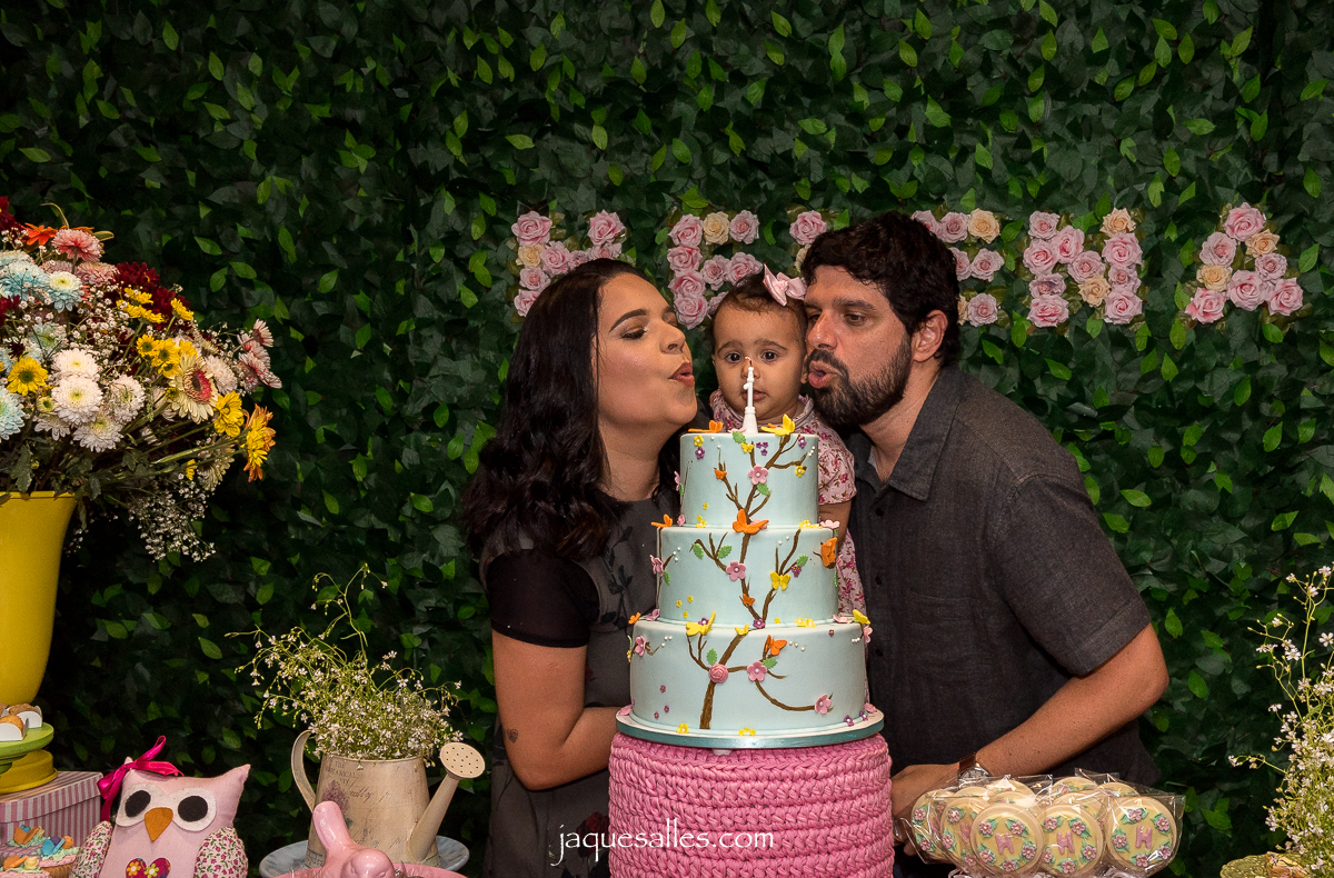 hora de apagar a vela e comemorar o primeiro ano do bebê
