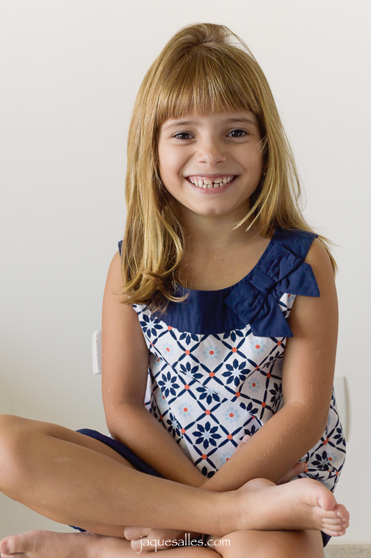 Menina de 7 anos escreve um livro e ganha retrato profissional para biografia do seu livro