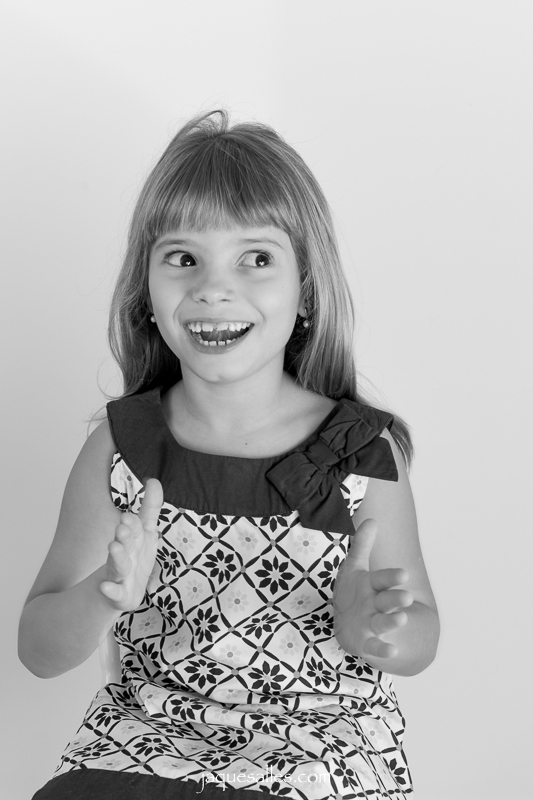 Jaque Salles Fotografia realiza ensaio infantil para extrair fotografia que vai constar na biografia do primeiro livro publicado por Lara
