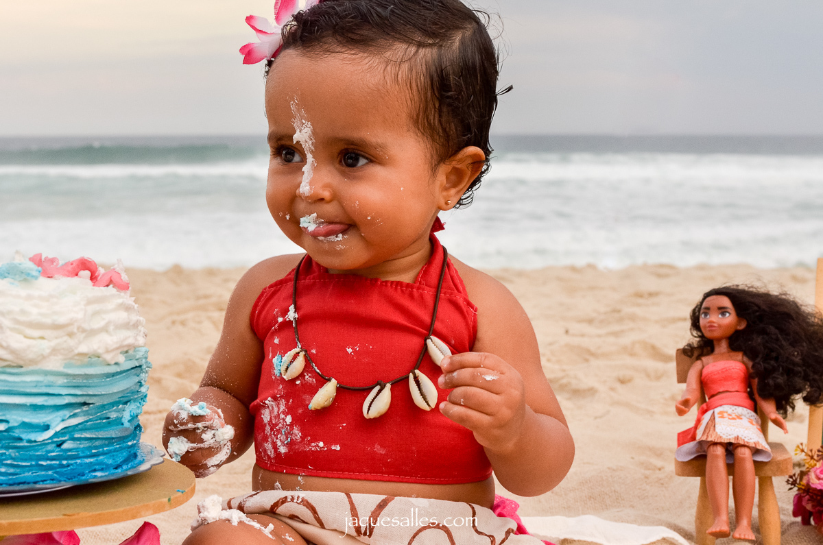 Ensaio fotográfico na praia smash the cake tema Moana