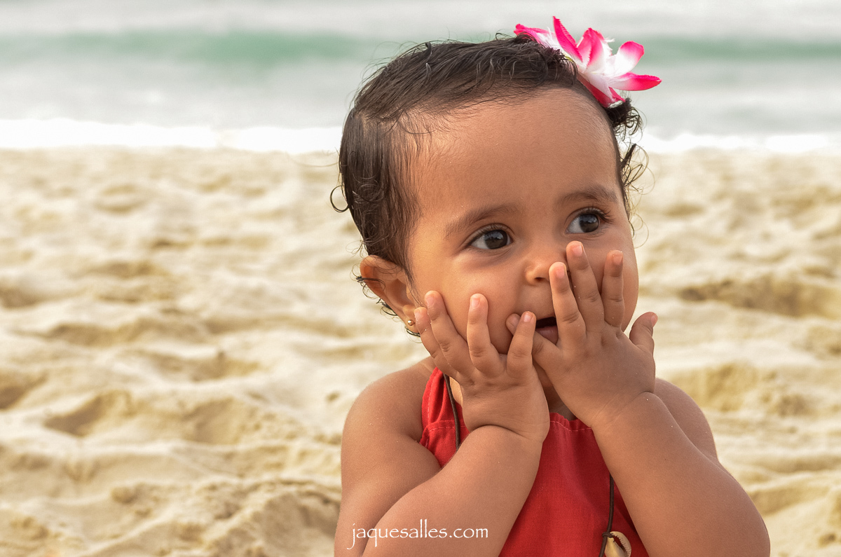 menina se diverte durante ensaio fotográfico smash the cake na praia tema Moana